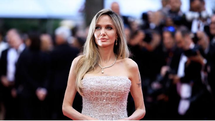 La belleza de Angelina Jolie encendió la alfombra de Cannes