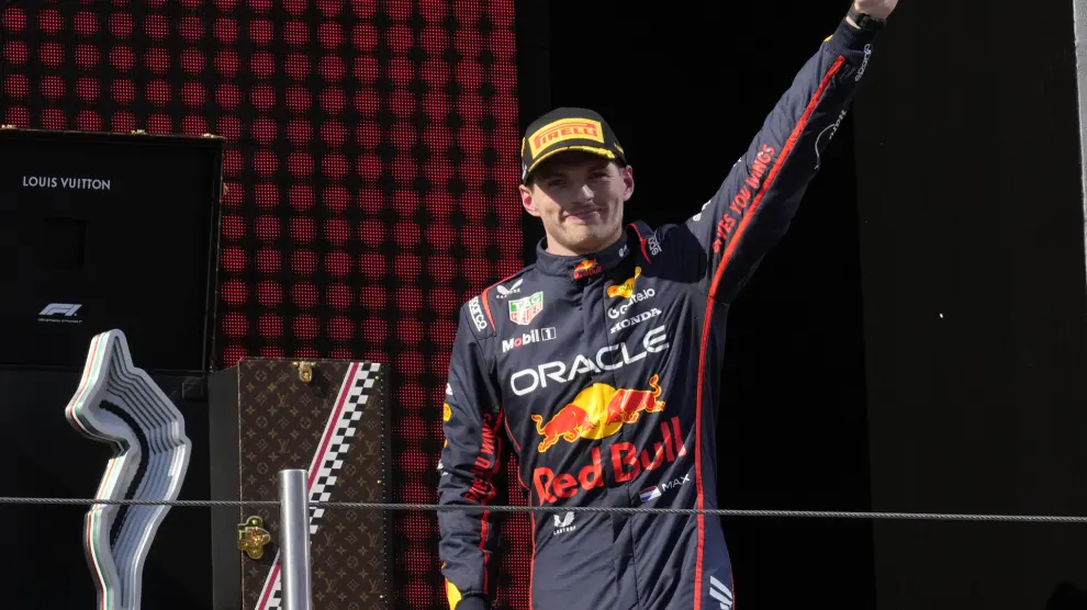 Verstappen se mantiene en la pelea tras imponerse en Imola