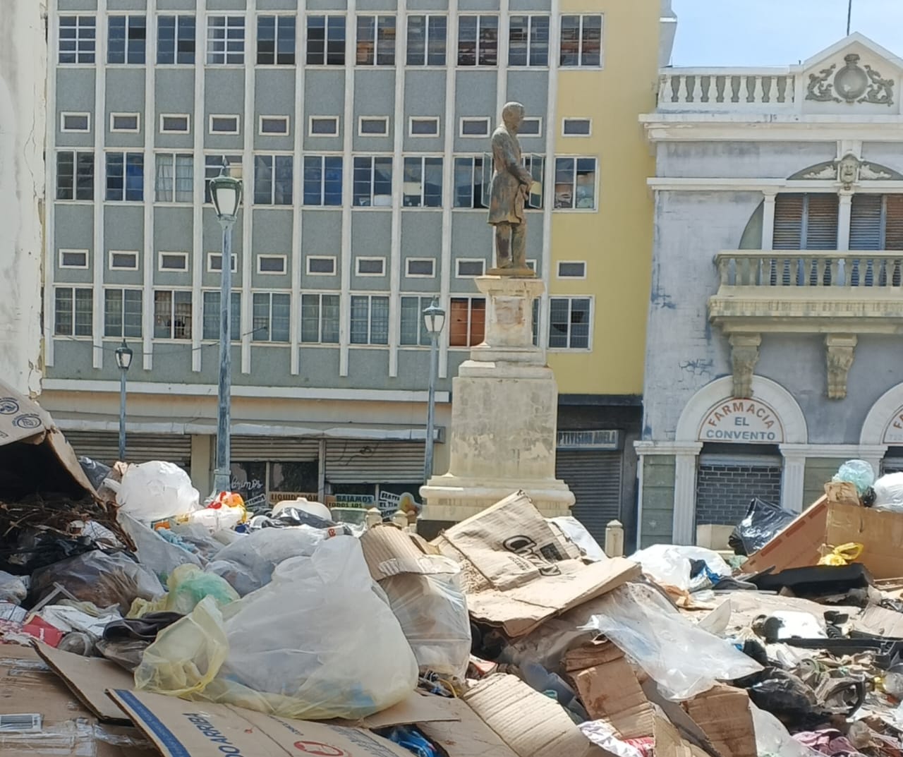 Colocan basura en el pedestal de Rafael María Baralt, como 
