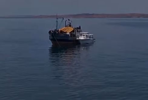 A simple vista parece un barco en medio del mar, pero la realidad de su ubicación te impactará