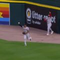 ¡De carambola! Wilyer Abreu protagonizó una increíble jugada