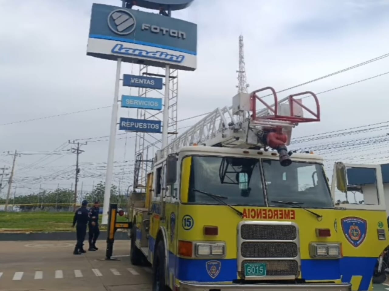 Bomberos de Maracaibo rescataron a dos trabajadores tras recibir descarga eléctrica