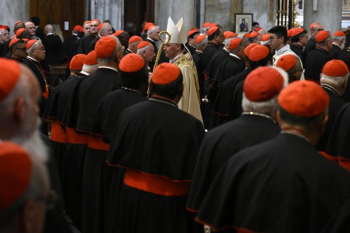 Cardenales se reunirán dos veces el lunes 5-May previo al cónclave