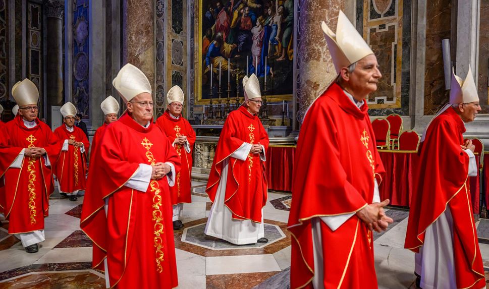 En procesion los cardenales desde la Capilla Paulina hasta la Capilla Sixtina: El cónclave del Vaticano elige al nuevo papa