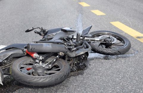 Choque de moto contra una pared dejó a un hombre herido en Los Filuos