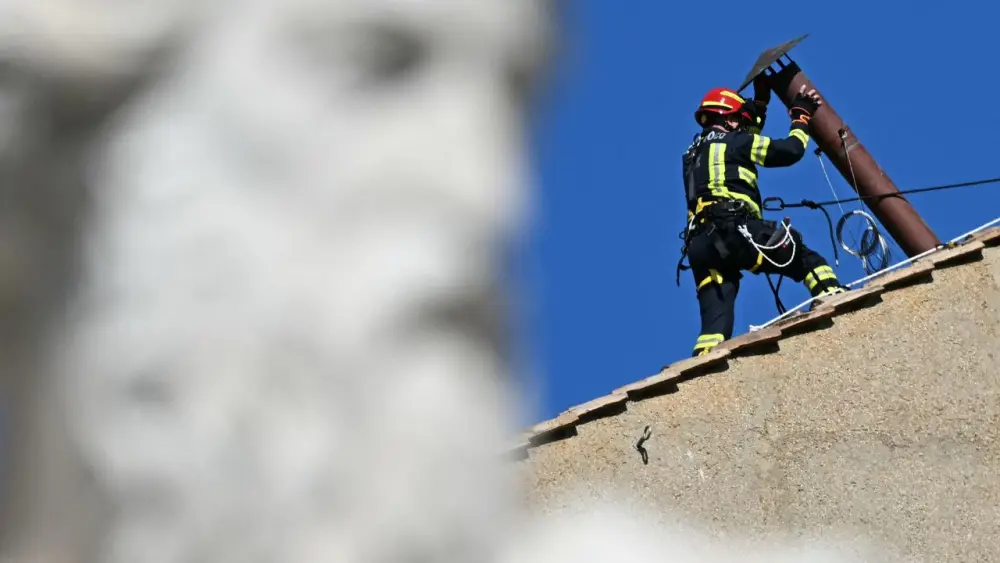 Ya instalaron la chimenea en la Capilla Sixtina que anunciará la elección de un nuevo papa en sustitución de Francisco