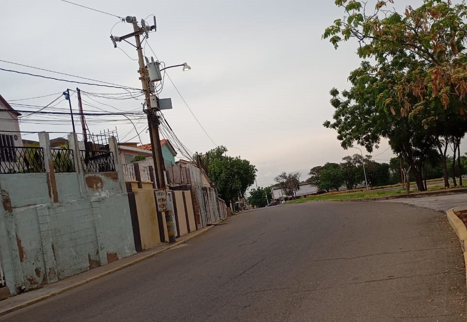 Tres años sin electricidad y contando llevan 11 familias en la calle 90 del sector Nueva Vía por la avería de un transformador