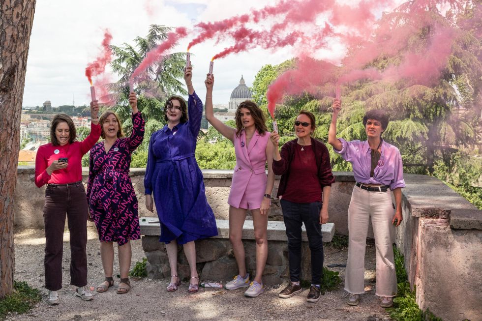 Un grupo de mujeres lanza una ‘fumata rosa’ en el Vaticano para reclamar igualdad en la Iglesia