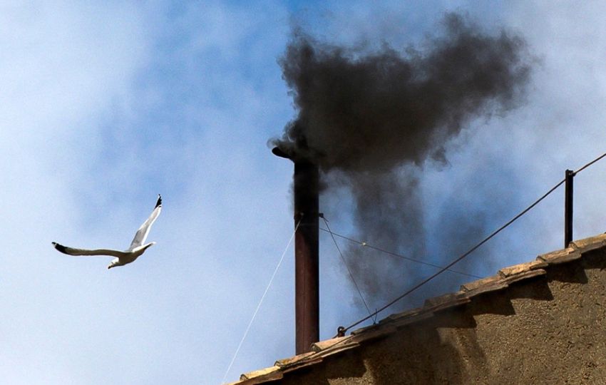 Resignación de los fieles en la plaza de San Pedro y disposición de volver tras la segunda fumata negra