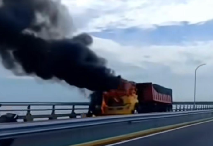 Se incendió gandola cargada de sal en el Puente sobre el Lago de Maracaibo