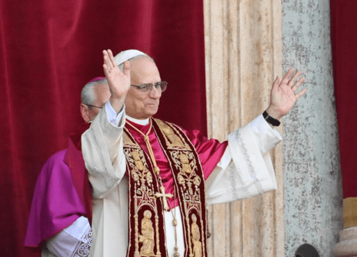 León XIV firma por primera vez como Papa la biblia de una niña