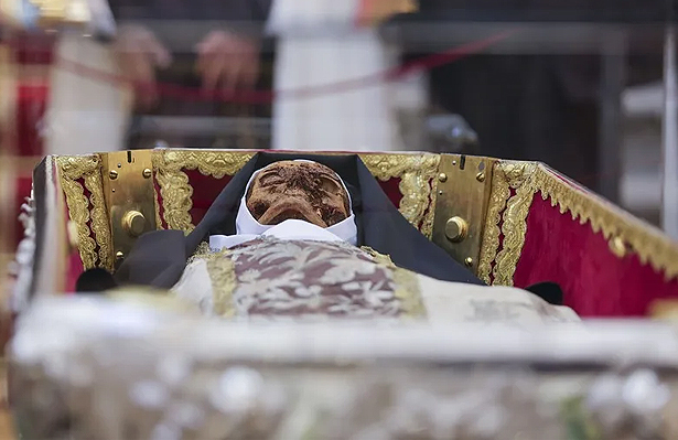Exhiben el cuerpo incorrupto de Santa Teresa de Jesús en España