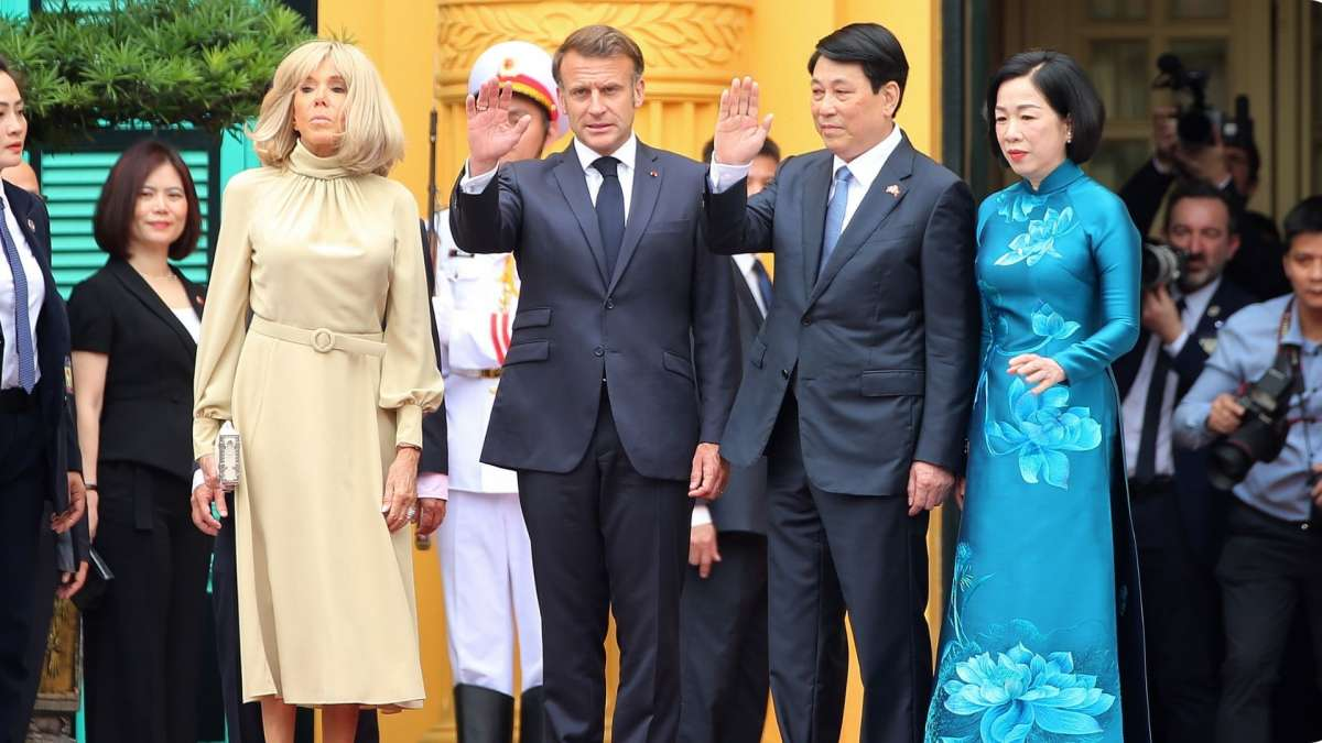 ¿Pelea de pareja? La incómoda cachetada que le dio al presidente Macron su esposa Brigitte