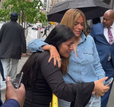 Karol G se toma fotos con sus fans en Nueva York