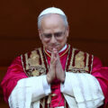 El papa León XIV retoma la tradición de usar la vestimenta roja en la ceremonia de presentación