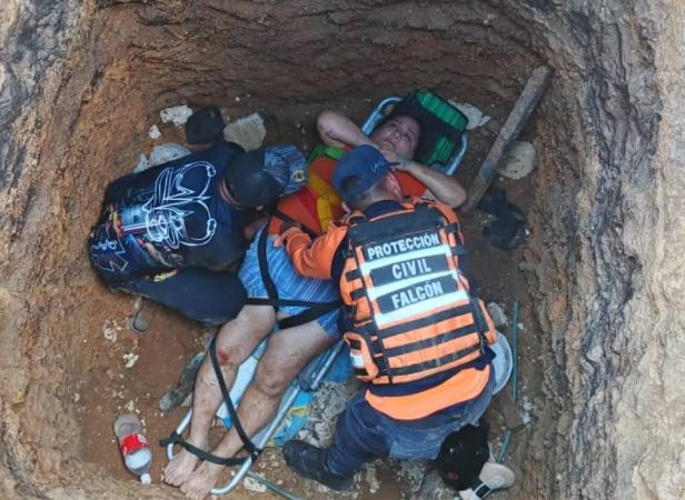 Mujer cayó al fondo de un pozo séptico en Falcón