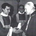 La imagen viral del papa León XIV en su juventud saludando a Juan Pablo II