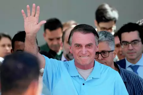 Bolsonaro se suma a una protesta tras salir de hospital