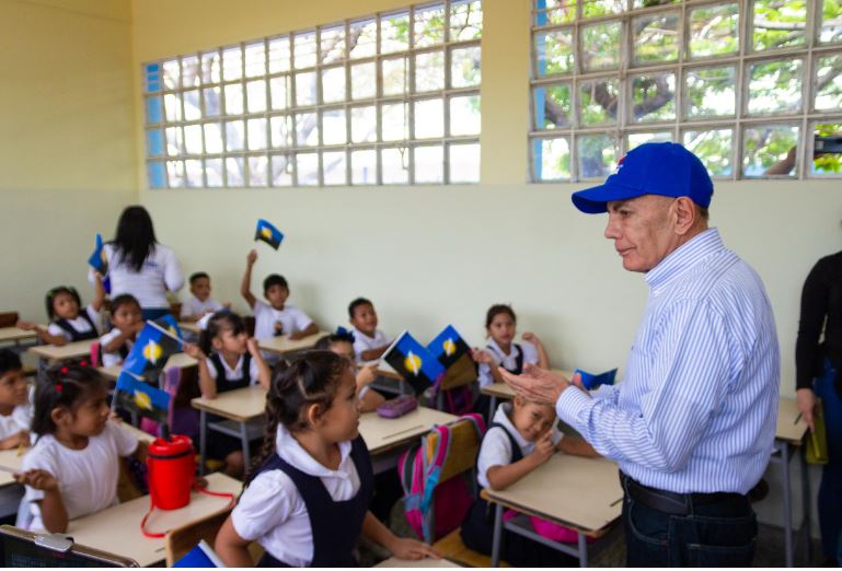 Rosales inauguró la Escuela 