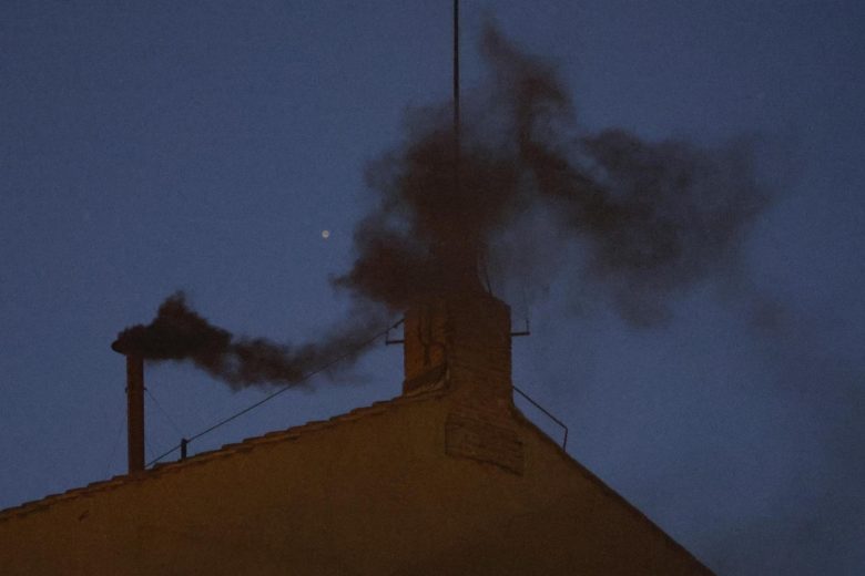 Fumata negra: Aún no han elegido al nuevo papa tras la tercera votación