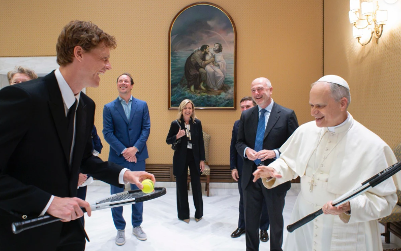 El papa León XIV fue visitado por el tenista italiano Jannik Sinner