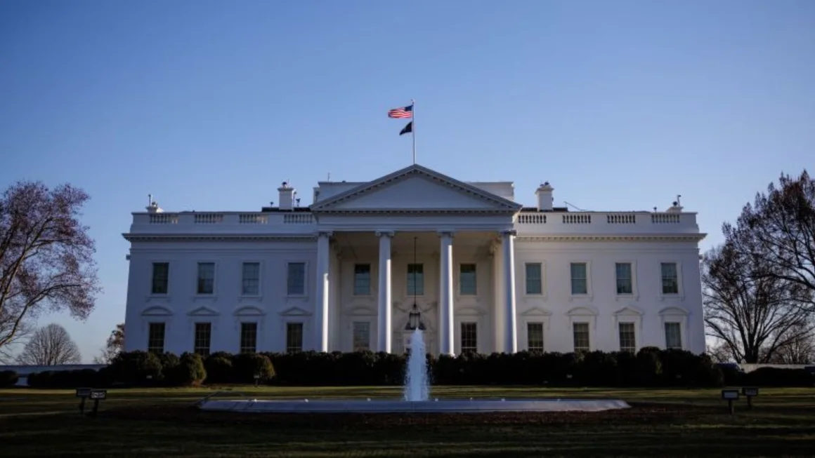 Juez de Texas prohíbe al Gobierno de Trump usar la Ley de Enemigos Extranjeros para expulsar a un grupo de venezolanos detenidos