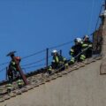 Trabajadores del Vaticano inician instalación de chimenea sobre Capilla Sixtina para elección del próximo papa
