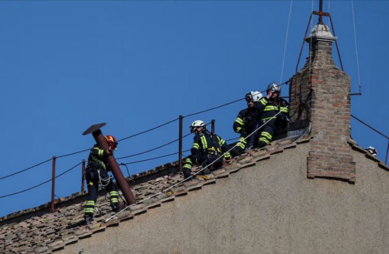 Trabajadores del Vaticano inician instalación de chimenea sobre Capilla Sixtina para elección del próximo papa