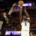 Los Wolves suman su tercer triunfo al hilo y dejan a los Warriors al borde de la eliminación
