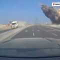 Momento en que un ataque iraní impacta en una carretera de Israel