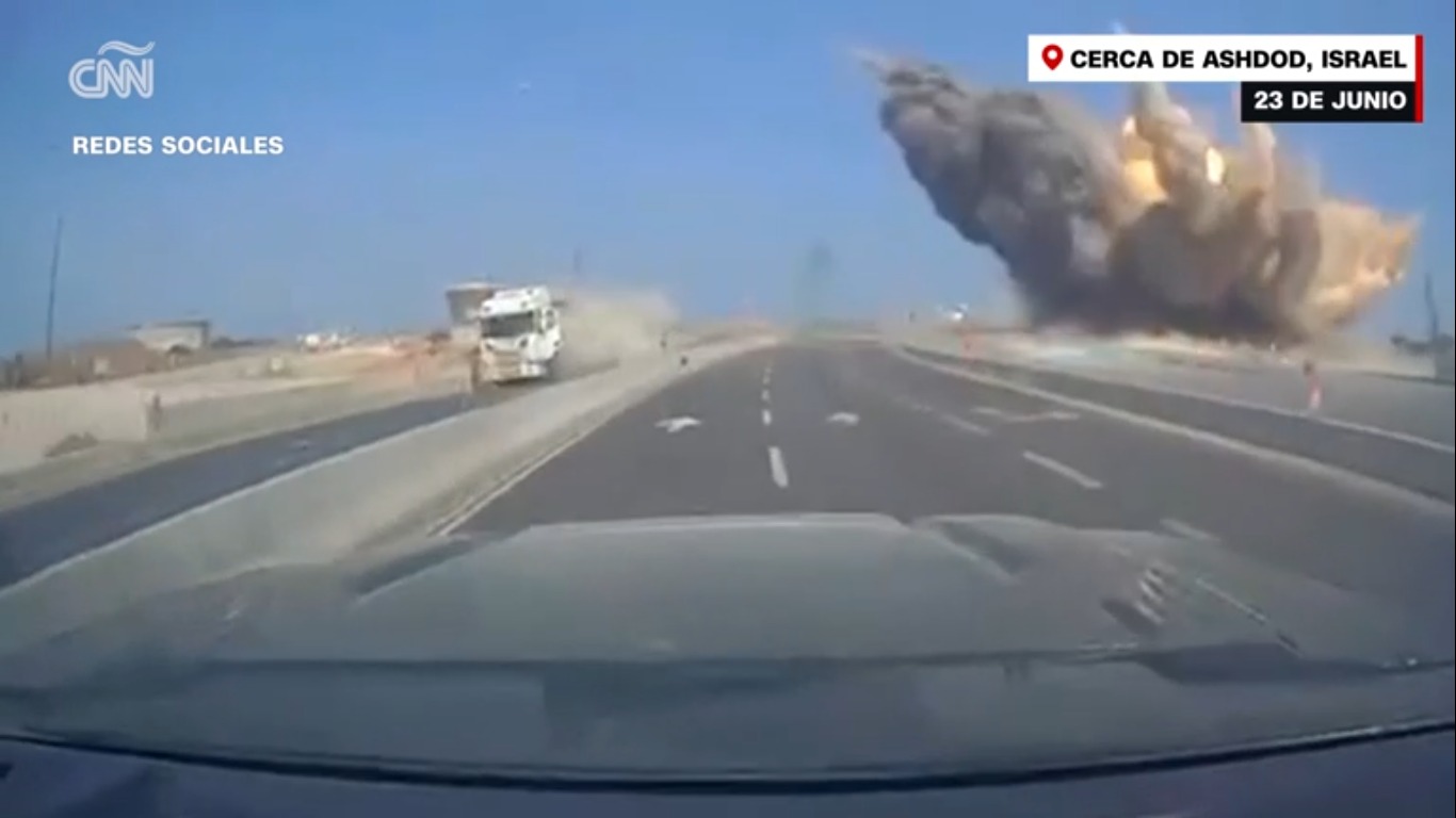 Momento en que un ataque iraní impacta en una carretera de Israel