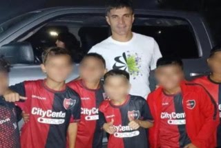 Insólito castigo de Newell’s a niños de nueve años por foto con jugador del clásico rival