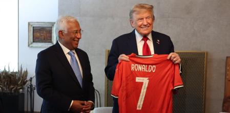 Cristiano Ronaldo le obsequia a Trump una camiseta firmada con un mensaje por la paz