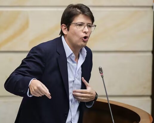 Senador Uribe es llevado a una cirugía de urgencia por nuevo sangrado cerebral