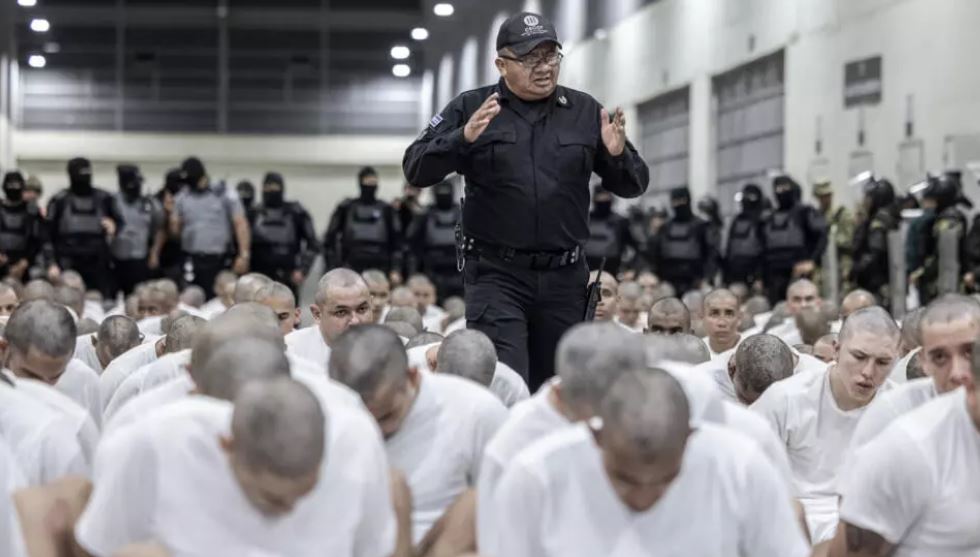 Familiares de migrantes venezolanos detenidos en El Salvador se reúnen con jefe de subdivisión de ONU