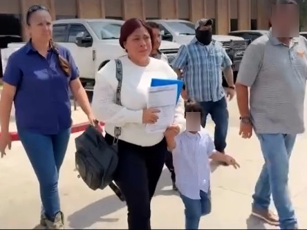 Detienen a venezolana frente a su hijo mientras iba a cita migratoria en Texas