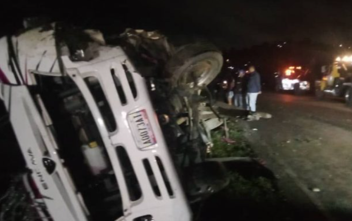 Dos muertos y más de 20 heridos tras volcarse un autobús en la Autopista Regional del Centro