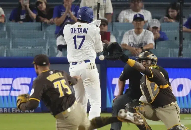 Robert Suárez fue suspendido por tres juegos después de golpear a Shohei Ohtani