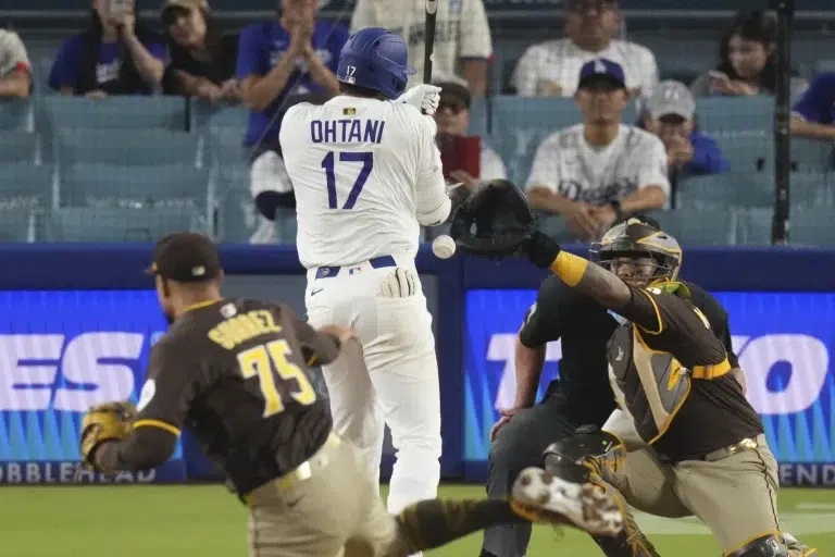 Robert Suárez fue suspendido por tres juegos después de golpear a Shohei Ohtani
