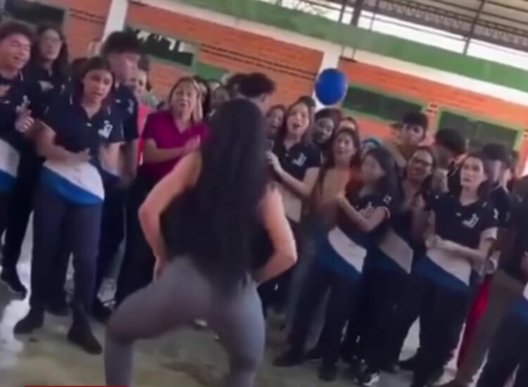 Profesora se viraliza por su enérgico baile frente a los alumnos el Día del Maestro