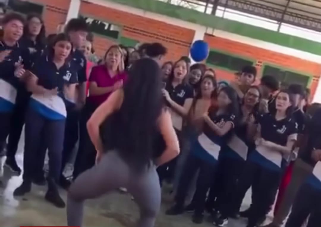 Profesora se viraliza por su enérgico baile frente a los alumnos el Día del Maestro