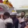 El único superviviente del accidente aéreo en India salió del hospital a cargar la urna de su hermano, quien murió en ese vuelo
