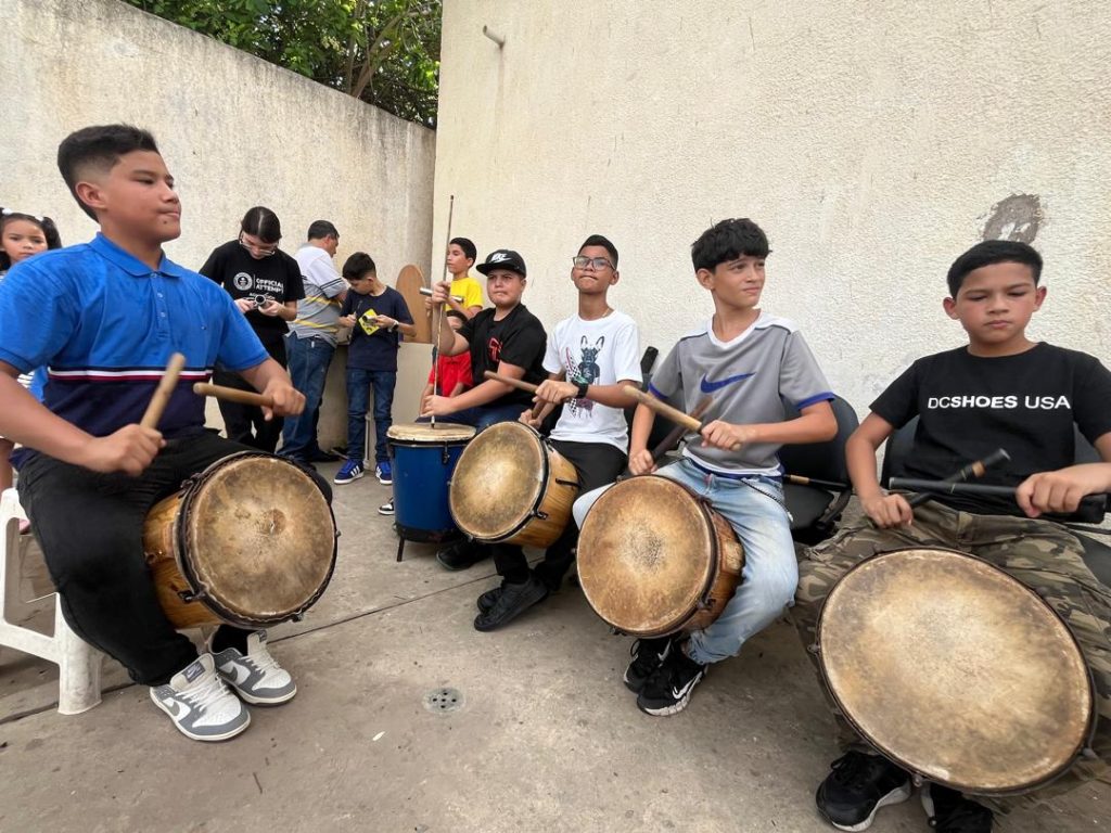 La nueva generación gaitera enciende Santa Lucía en honor a Astolfo Romero