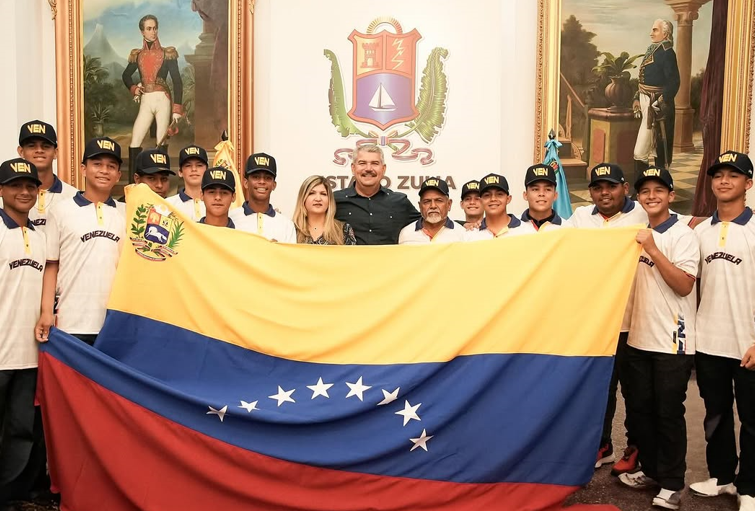 Gobernador Luis Caldera abanderó a la Pequeña Liga de Coquivacoa para el Latinoamericano Junior de Guatemala