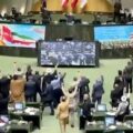 Diputados iraníes gritan 