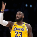 LeBron renovó por una temporada con los Lakers