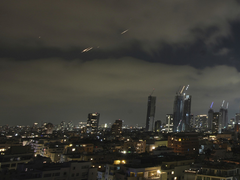 Fuego cruzado: Misiles iraníes caen sobre Israel mientras sus FF.AA. bombardean Teherán