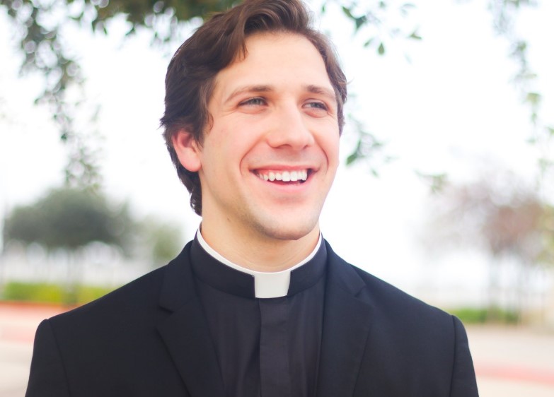 El padre David Moses: un jovencito que roba suspiros. Las muchachas dicen que es lindo