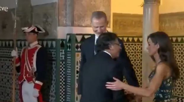 Así fue la reacción de la reina Letizia cuando Gustavo Petro intenta saludarla con un beso en la cumbre de la ONU