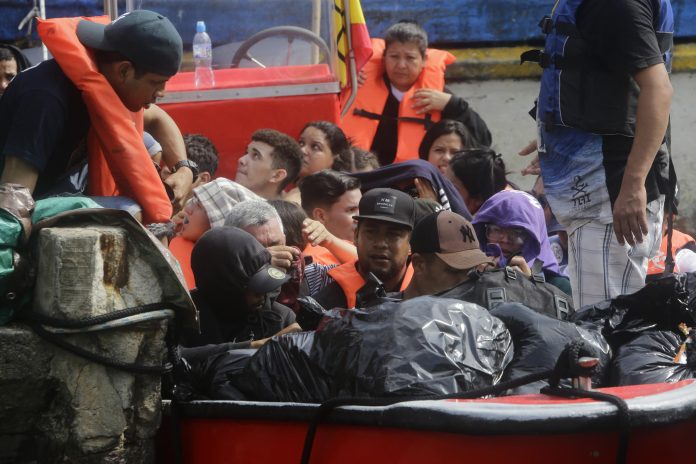 Panamá traslada a más de cien migrantes por mar hacia Colombia en su viaje de retorno